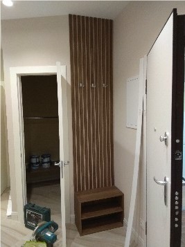 Стенка с деревянными рейками в прихожую